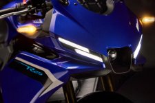 2025-Yamaha-YZF-R250-EU-Detail-002-03_Mobile (1).jpg
